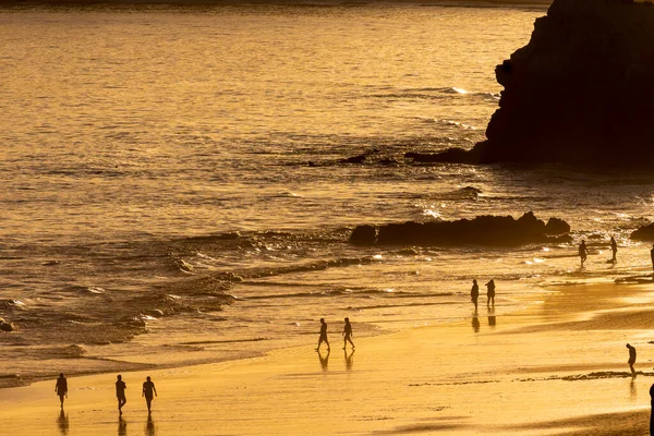 Widok Piękne Sylwetki Ludzi Zachodzie Słońca Trzy Plaży Zamku Portimao — Zdjęcie stockowe