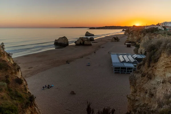 Utsikt Över Den Vackra Solnedgången Vid Three Castle Beach Portimao — Stockfoto