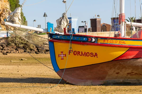 Alvor ポルトガル 2023年16日エイプリル社 美しいポルトガルの伝統的な漁船が黄色 赤を塗装 — ストック写真