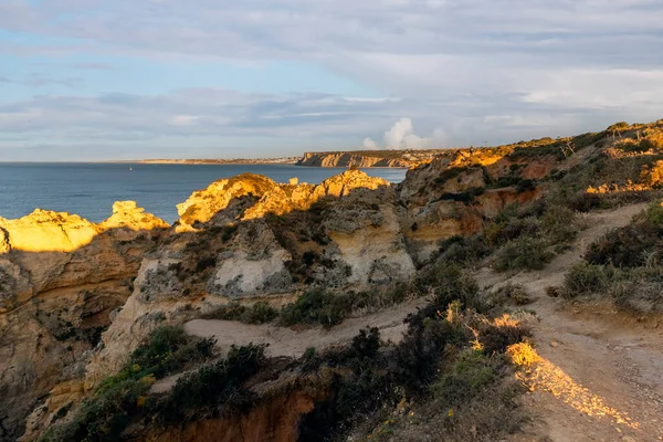 ポルトガルのラゴス地方に位置するPonta Piedadeと呼ばれる美しい海岸線の風景 — ストック写真