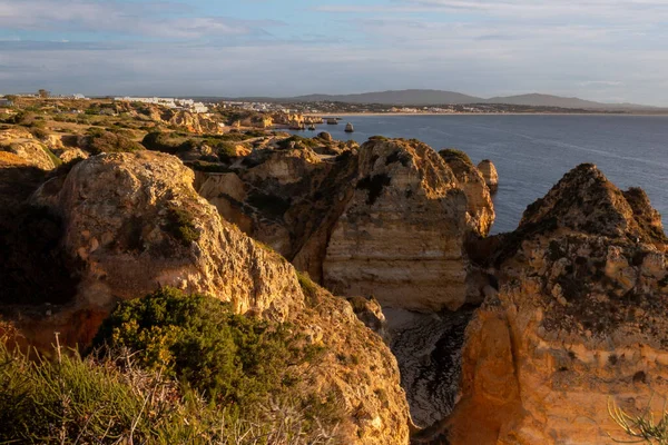 ポルトガルのラゴス地方に位置するPonta Piedadeと呼ばれる美しい海岸線の風景 — ストック写真