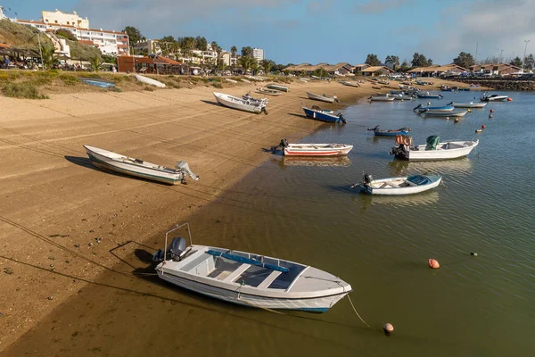 Όμορφα Πορτογαλικά Παραδοσιακά Αλιευτικά Σκάφη Στη Μαρίνα Της Πόλης Alvor — Φωτογραφία Αρχείου