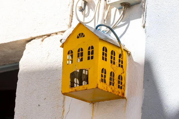 可爱的旧黄色灯泡房子近景 — 图库照片