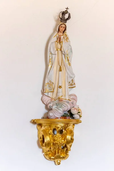 Närbild Den Heliga Jungfru Maria Figuren Över Vit Vägg — Stockfoto