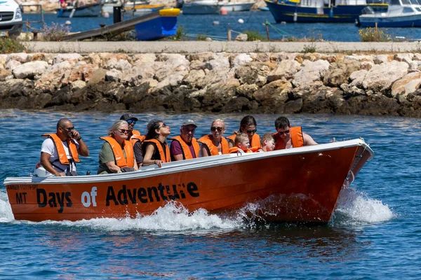 Λαγοσ Πορτογαλια Απριλιου 2023 Σπηλιορείτικο Τουριστικό Σκάφος Γεμάτο Τουρίστες Κοντά — Φωτογραφία Αρχείου