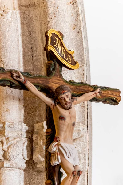 Malá Dřevěná Figurka Ježíše Krista Uvnitř Katolické Křesťanské Církve — Stock fotografie