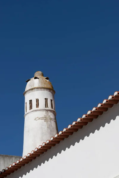 Traditionele Portugese Schoorsteen Boven Een Blauwe Lucht — Stockfoto