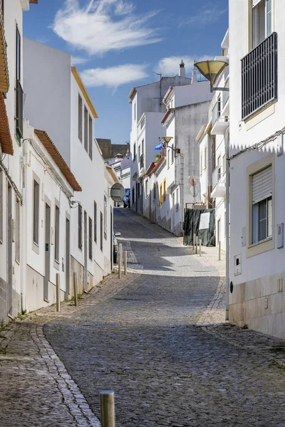ポルトガルのアルガルヴェ市の石畳の典型的な通り — ストック写真