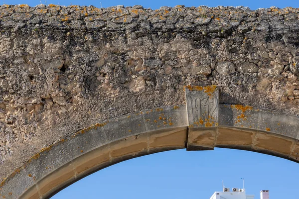 Άποψη Της Αρχαίας Ιστορικής Αψίδας Τείχους Της Πόλης Που Χτίστηκε — Φωτογραφία Αρχείου
