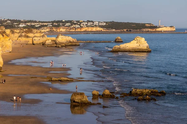 葡萄牙阿尔加维波蒂莫市阿马多海滩美好的一天 — 图库照片