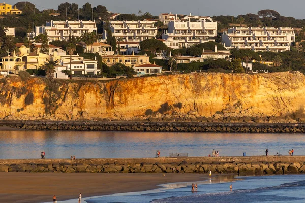 Pohled Krásný Konec Dne Pláži Rocha Městě Portimao Algarve Portugalsko — Stock fotografie