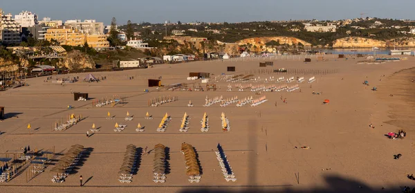 Pohled Krásný Konec Dne Pláži Rocha Městě Portimao Algarve Portugalsko — Stock fotografie