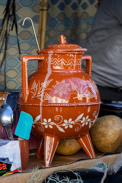 ワインやスープを提供するためのポルトガルの伝統的なセラミック料理の鍋の近くビュー — ストック写真
