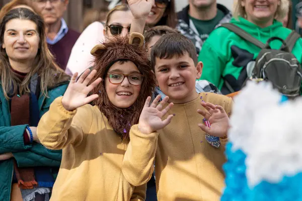 LOULE, PORTUGAL - 23 Şubat 2023: Loule, Portekiz 'deki Renkli Karnaval Festivali katılımcıları.