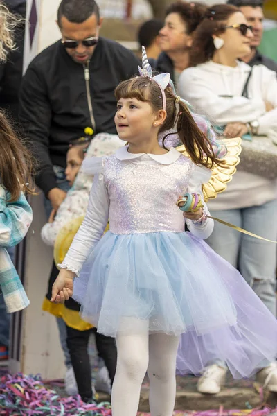 LOULE, PORTUGAL - 23 Şubat 2023: Loule, Portekiz 'deki Renkli Karnaval Festivali katılımcıları.