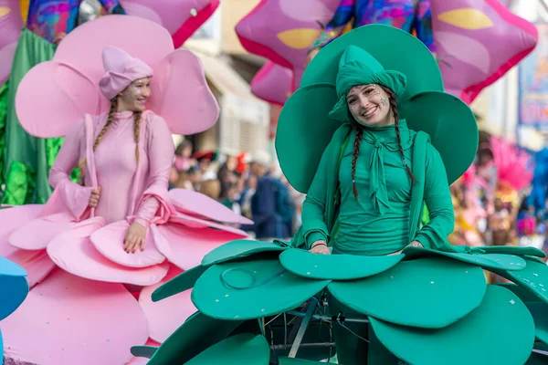 LOULE, PORTUGAL - 23 Şubat 2023: Loule, Portekiz 'deki Renkli Karnaval Festivali katılımcıları.