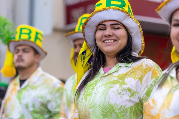 LOULE, PORTUGAL - 23 Şubat 2023: Loule, Portekiz 'deki Renkli Karnaval Festivali katılımcıları.