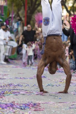 LOULE, PORTUGAL - 23 Şubat 2023: Loule, Portekiz 'deki Renkli Karnaval Festivali katılımcıları.