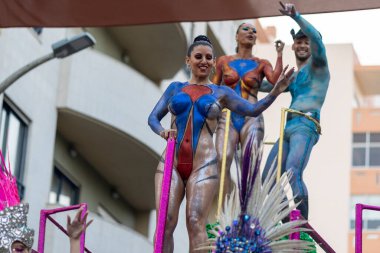 LOULE, PORTUGAL - 23 Şubat 2023: Loule, Portekiz 'deki Renkli Karnaval Festivali katılımcıları.