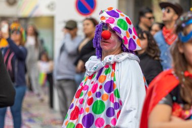 LOULE, PORTUGAL - 23 Şubat 2023: Loule, Portekiz 'deki Renkli Karnaval Festivali katılımcıları.