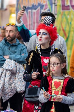 LOULE, PORTUGAL - 23 Şubat 2023: Loule, Portekiz 'deki Renkli Karnaval Festivali katılımcıları.