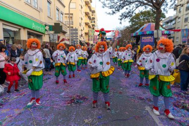 LOULE, PORTUGAL - 23 Şubat 2023: Loule, Portekiz 'deki Renkli Karnaval Festivali katılımcıları.