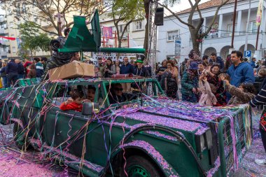 LOULE, PORTUGAL - 23 Şubat 2023: Loule, Portekiz 'deki Renkli Karnaval Festivali katılımcıları.