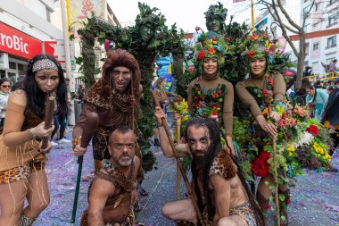 LOULE, PORTUGAL - 23 Şubat 2023: Loule, Portekiz 'deki Renkli Karnaval Festivali katılımcıları.
