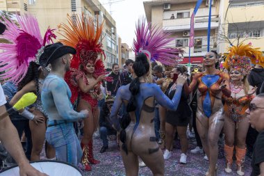 LOULE, PORTUGAL - 23 Şubat 2023: Loule, Portekiz 'deki Renkli Karnaval Festivali katılımcıları.