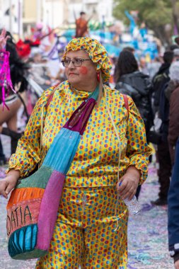 LOULE, PORTUGAL - 20 Şubat 2023: Loule, Portekiz 'deki Renkli Karnaval Festivali katılımcıları.