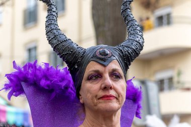 LOULE, PORTUGAL - 20 Şubat 2023: Loule, Portekiz 'deki Renkli Karnaval Festivali katılımcıları.