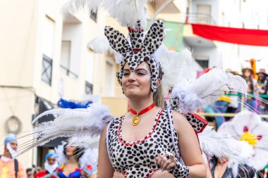 LOULE, PORTUGAL - 20 Şubat 2023: Loule, Portekiz 'deki Renkli Karnaval Festivali katılımcıları.