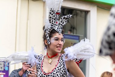 LOULE, PORTUGAL - 20 Şubat 2023: Loule, Portekiz 'deki Renkli Karnaval Festivali katılımcıları.
