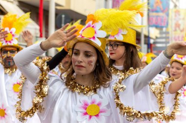 LOULE, PORTUGAL - 20 Şubat 2023: Loule, Portekiz 'deki Renkli Karnaval Festivali katılımcıları.