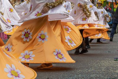 Loule City, Portekiz 'deki Renkli Karnaval (Karnaval) festival katılımcıları.