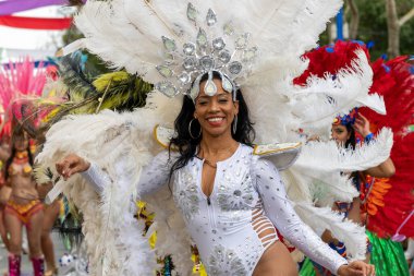 LOULE, PORTUGAL - 20 Şubat 2023: Loule, Portekiz 'deki Renkli Karnaval Festivali katılımcıları.