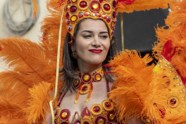 LOULE, PORTUGAL - 20 Şubat 2023: Loule, Portekiz 'deki Renkli Karnaval Festivali katılımcıları.