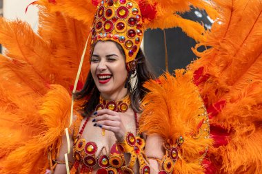 LOULE, PORTUGAL - 20 Şubat 2023: Loule, Portekiz 'deki Renkli Karnaval Festivali katılımcıları.