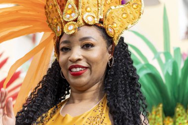 LOULE, PORTUGAL - 20 Şubat 2023: Loule, Portekiz 'deki Renkli Karnaval Festivali katılımcıları.
