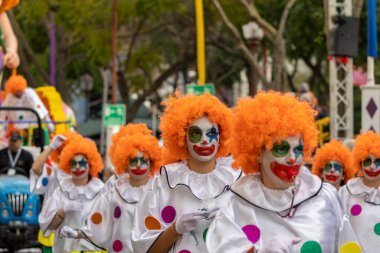 LOULE, PORTUGAL - 20 Şubat 2023: Loule, Portekiz 'deki Renkli Karnaval Festivali katılımcıları.