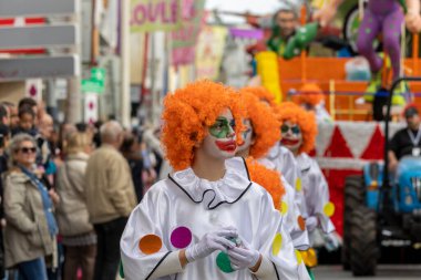 LOULE, PORTUGAL - 20 Şubat 2023: Loule, Portekiz 'deki Renkli Karnaval Festivali katılımcıları.