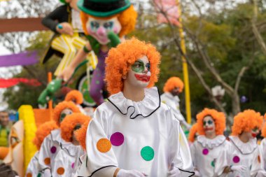 LOULE, PORTUGAL - 20 Şubat 2023: Loule, Portekiz 'deki Renkli Karnaval Festivali katılımcıları.