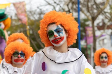 LOULE, PORTUGAL - 20 Şubat 2023: Loule, Portekiz 'deki Renkli Karnaval Festivali katılımcıları.