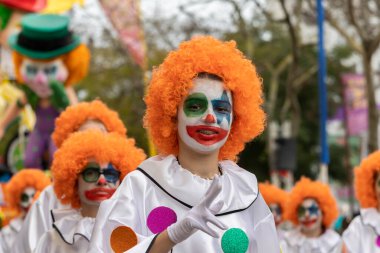 LOULE, PORTUGAL - 20 Şubat 2023: Loule, Portekiz 'deki Renkli Karnaval Festivali katılımcıları.