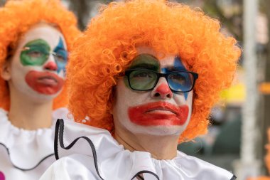 LOULE, PORTUGAL - 20 Şubat 2023: Loule, Portekiz 'deki Renkli Karnaval Festivali katılımcıları.