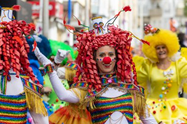 LOULE, PORTUGAL - 20 Şubat 2023: Loule, Portekiz 'deki Renkli Karnaval Festivali katılımcıları.