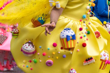 Loule City, Portekiz 'deki Renkli Karnaval (Karnaval) festival katılımcıları.
