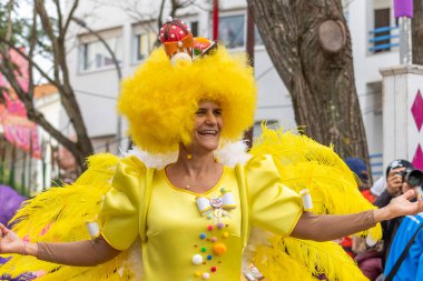 LOULE, PORTUGAL - 20 Şubat 2023: Loule, Portekiz 'deki Renkli Karnaval Festivali katılımcıları.