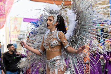 LOULE, PORTUGAL - 20 Şubat 2023: Loule, Portekiz 'deki Renkli Karnaval Festivali katılımcıları.