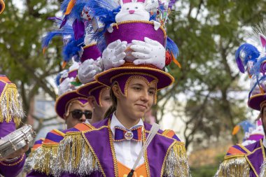 LOULE, PORTUGAL - 20 Şubat 2023: Loule, Portekiz 'deki Renkli Karnaval Festivali katılımcıları.